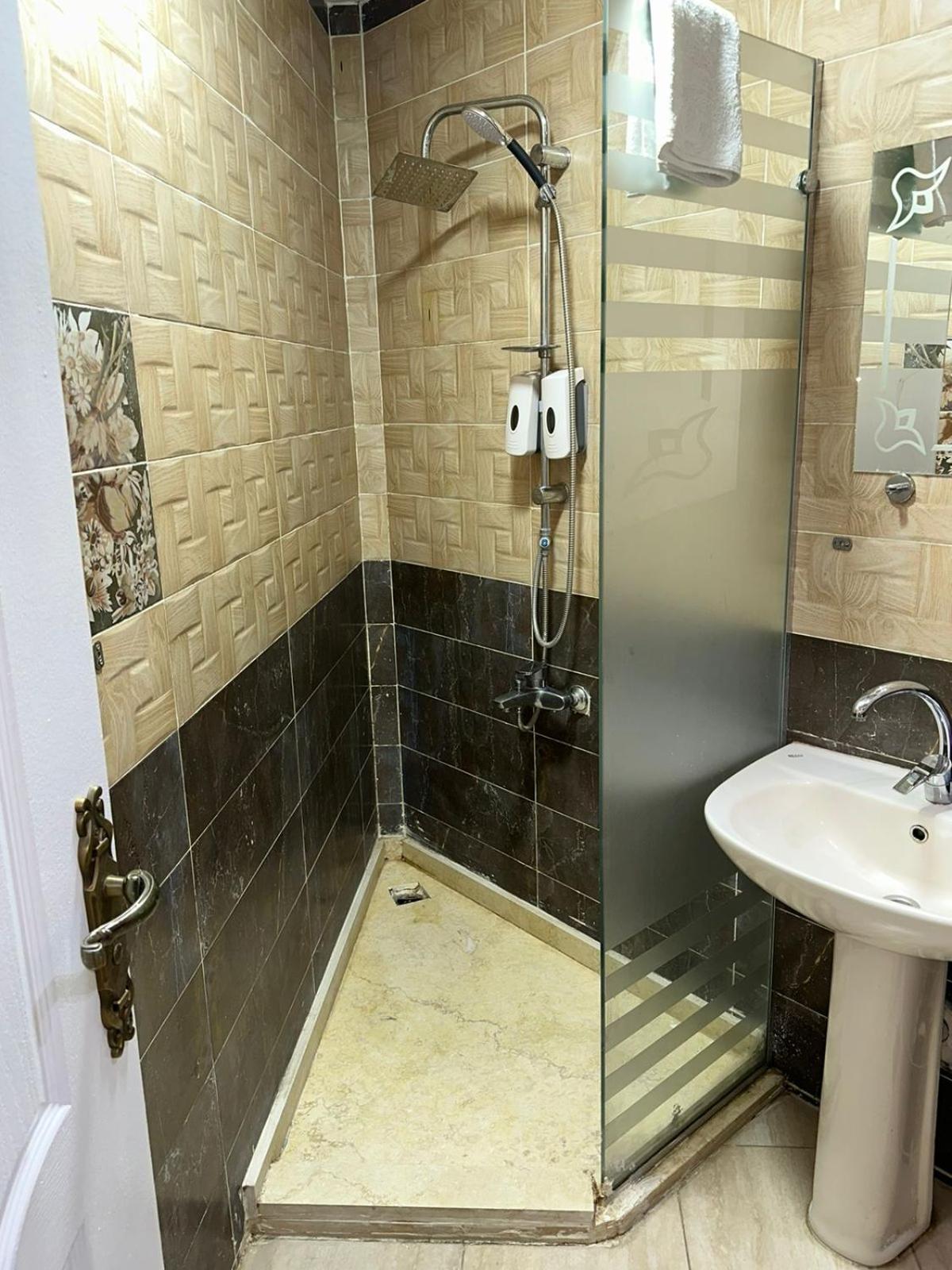 Full Pyramids View Apartment With Balcony For 8 P Kafret el-Gabal Zewnętrze zdjęcie